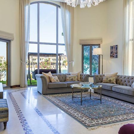 Chic 4Br Villa With Assistant Room And Private Pool On Palm Jumeirah By Deluxe Holiday Homes Dubai Esterno foto