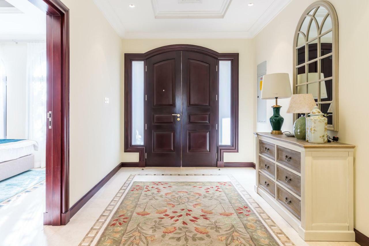 Chic 4Br Villa With Assistant Room And Private Pool On Palm Jumeirah By Deluxe Holiday Homes Dubai Esterno foto