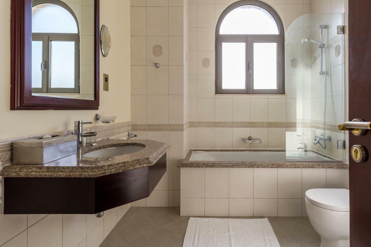 Chic 4Br Villa With Assistant Room And Private Pool On Palm Jumeirah By Deluxe Holiday Homes Dubai Esterno foto