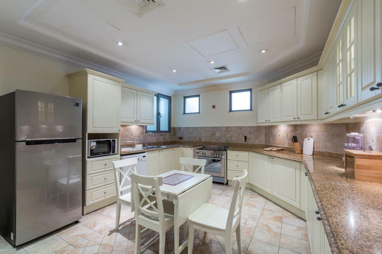 Chic 4Br Villa With Assistant Room And Private Pool On Palm Jumeirah By Deluxe Holiday Homes Dubai Esterno foto