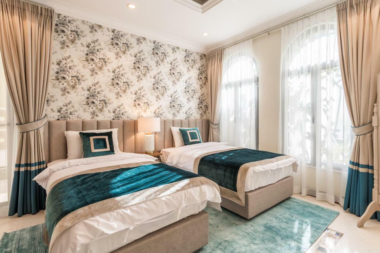Chic 4Br Villa With Assistant Room And Private Pool On Palm Jumeirah By Deluxe Holiday Homes Dubai Esterno foto