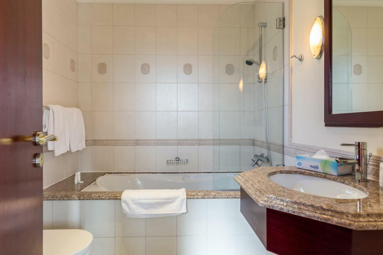 Chic 4Br Villa With Assistant Room And Private Pool On Palm Jumeirah By Deluxe Holiday Homes Dubai Esterno foto