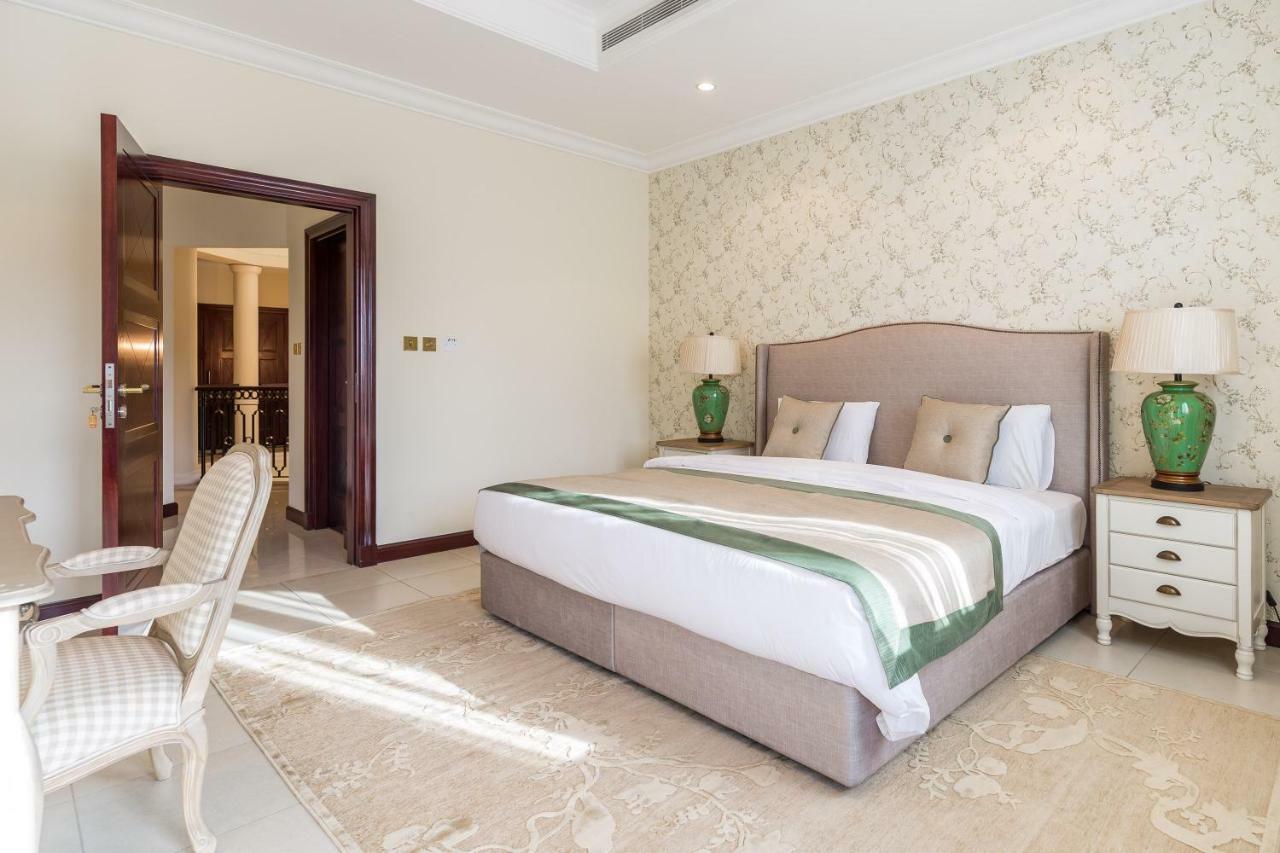 Chic 4Br Villa With Assistant Room And Private Pool On Palm Jumeirah By Deluxe Holiday Homes Dubai Esterno foto