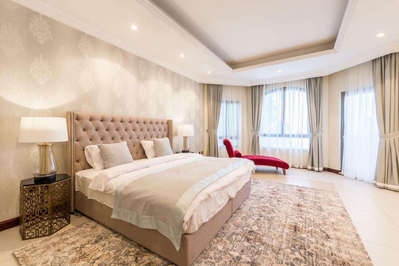 Chic 4Br Villa With Assistant Room And Private Pool On Palm Jumeirah By Deluxe Holiday Homes Dubai Esterno foto
