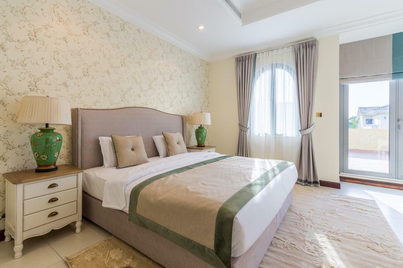 Chic 4Br Villa With Assistant Room And Private Pool On Palm Jumeirah By Deluxe Holiday Homes Dubai Esterno foto